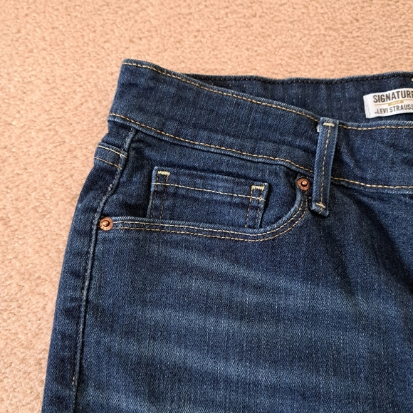 Levi's Signature Jeans Women's 29 Mid Rise  Straight Blue Denim Dark Wash - Picture 3 of 14